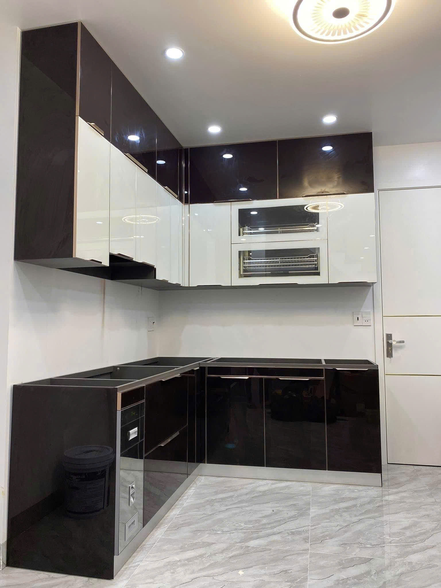 Mẫu tủ bếp inox cánh kính cường lực